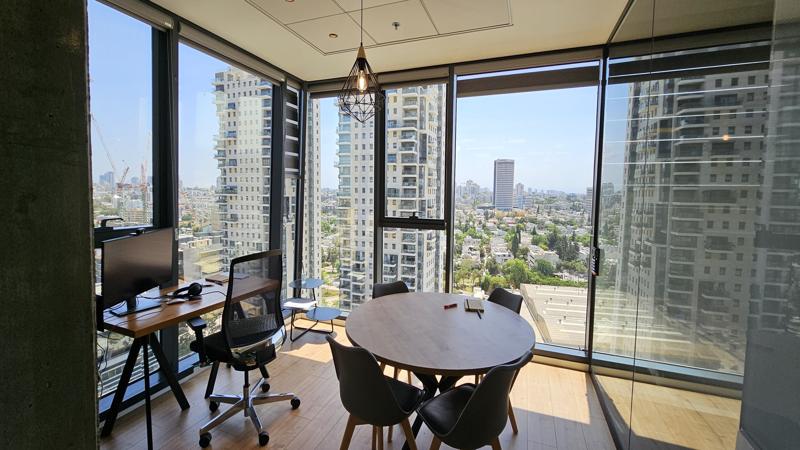 702 מר במגדלי אלון - חדר ישיבות קטן עם עמדה