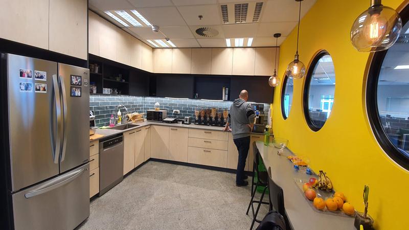 390 מר במגדלי עזריאלי - מטבח