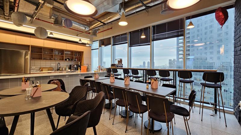 מר מרוהט בעזריאלי טאון - מטבח ולאונג