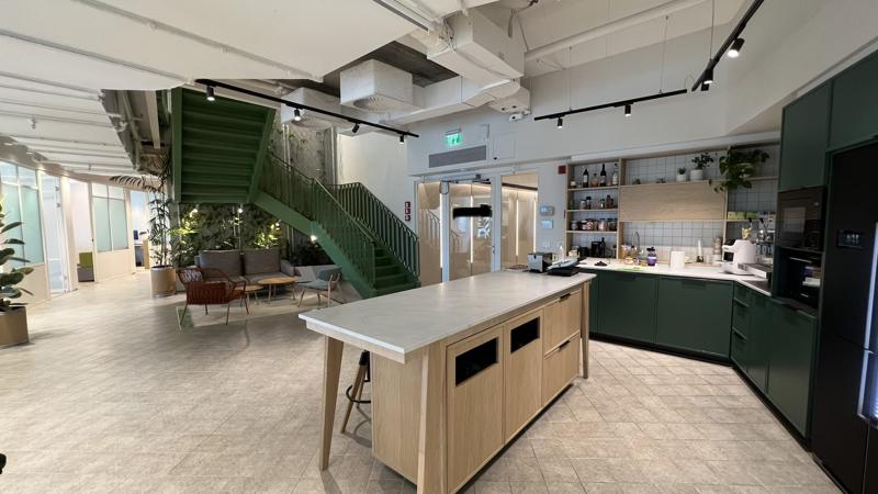 משרד מרוהט במגדלי עזריאלי- מטבח