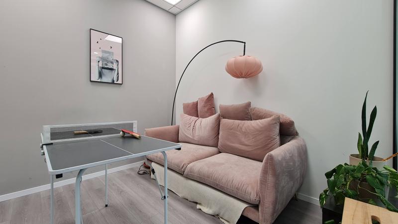 משרד מרוהט עם מרפסת במגדל אקרו - לאונג