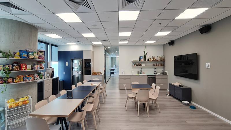 משרד מרוהט עם מרפסת במגדל אקרו - מטבח ופינות אוכל