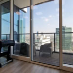 משרד מרוהט עם מרפסת במגדל אקרו - מרפסת