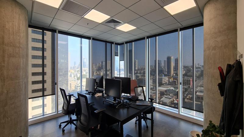 משרד מרוהט עם מרפסת במגדל אקרו - עמדות עבודה