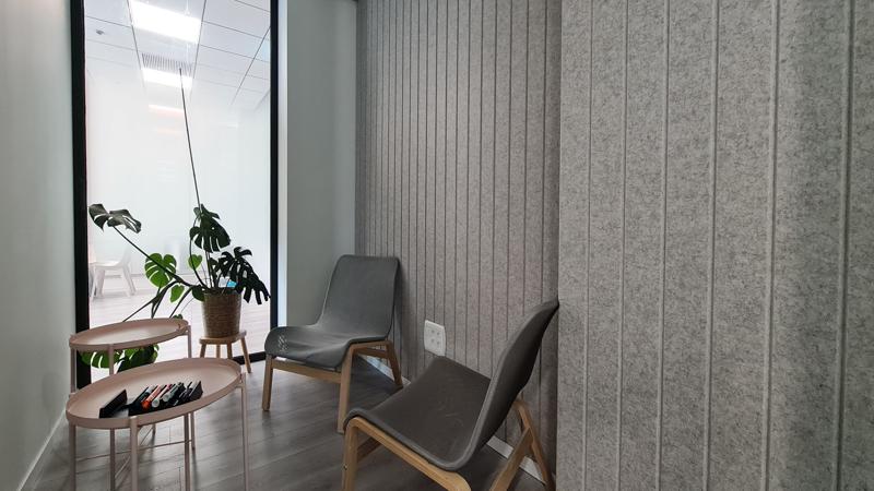 משרד מרוהט עם מרפסת במגדל אקרו - פינות ישיבה