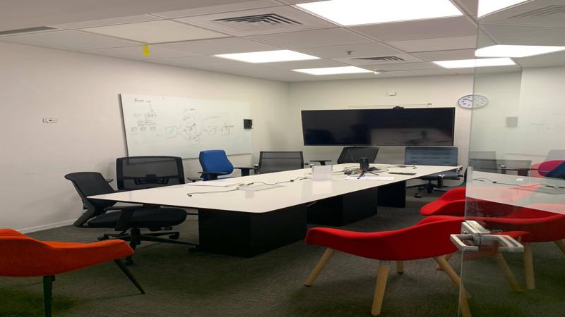 משרד עם מרפסת ביגאל אלון - חדר ישיבות