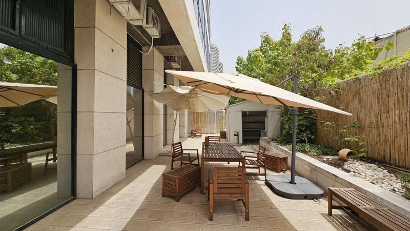 משרד עם מרפסת ביגאל אלון - מרפסת