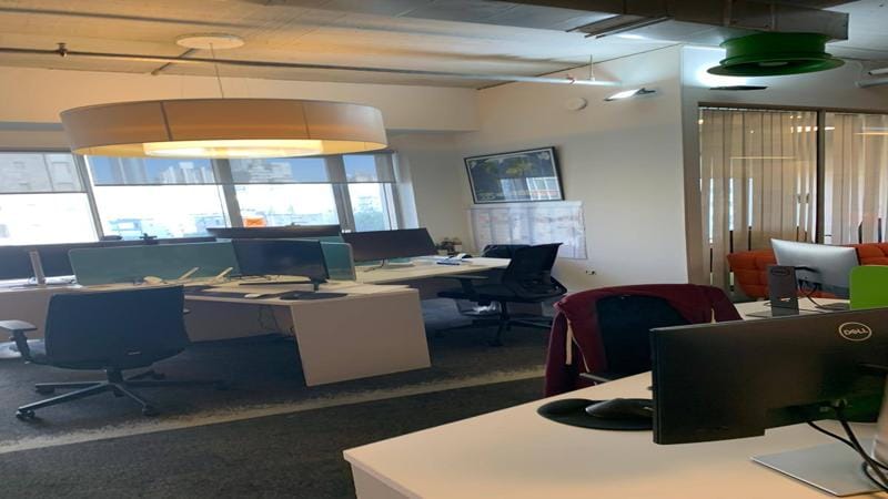 משרד עם מרפסת ביגאל אלון - עמדות עבודה