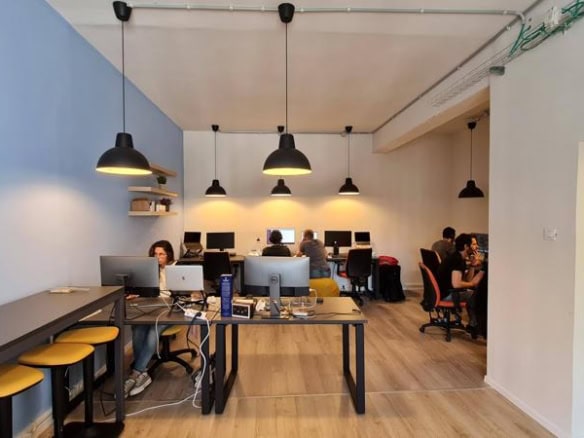 משרד פלאג אנד פליי סמוך לרוטשילד - עמדות עבודה