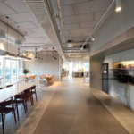 קומה עצמאית במגדל WE - מטבח ופינת אוכל