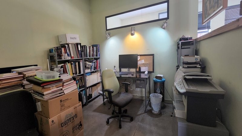 140 מר בשכונת מונטיפיורי - חדר מנהל
