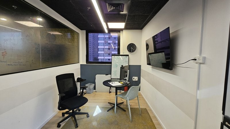 363 מר ביגאל אלון - אחדר עבודה