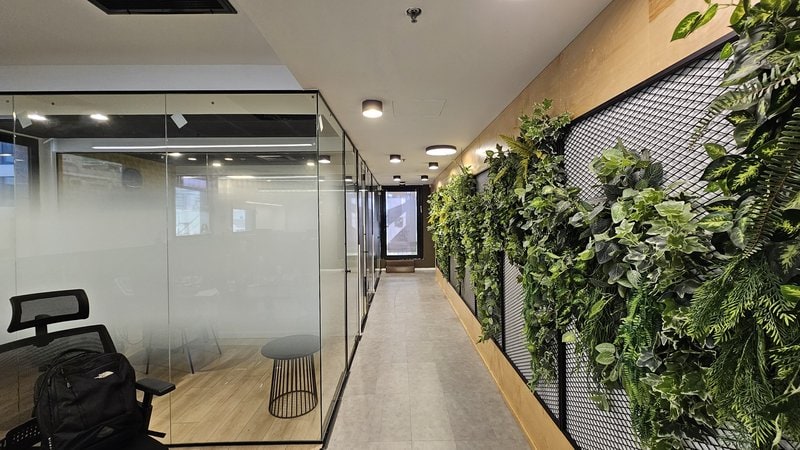 363 מר ביגאל אלון - מבט לחדרי עבודה