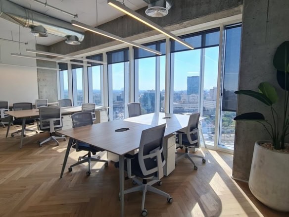 375 מר במגדל סקיי - עמדות עבודה