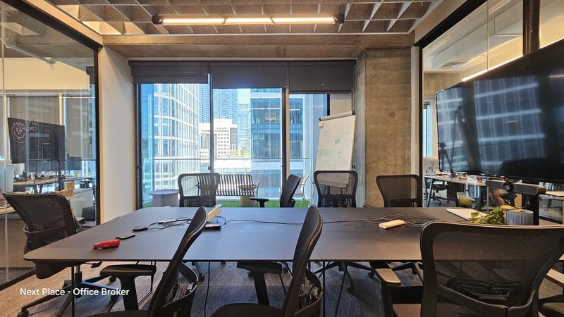 משרד מרוהט במגדל סקיי - חדר ישיבות