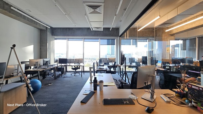 משרד מרוהט במגדל סקיי - עמדות עבודה