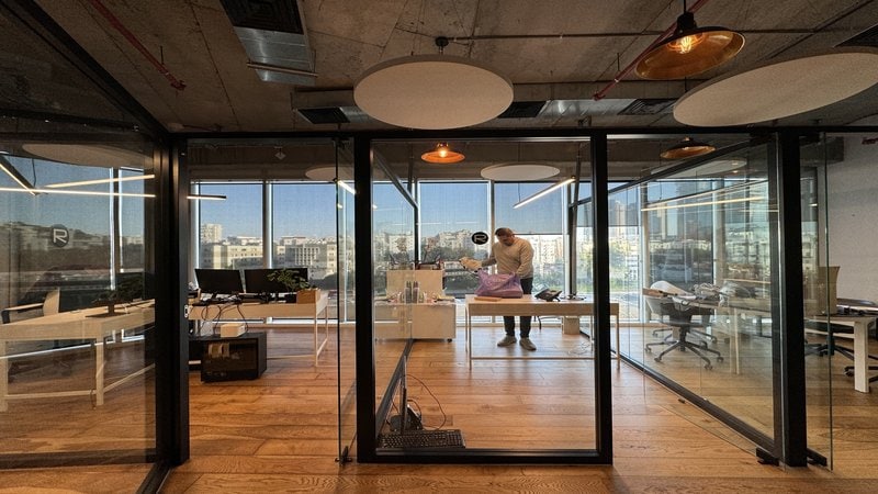 136 מר במגדל WE - חדרי עבודה