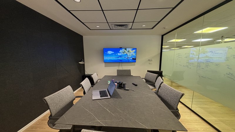 330 מר ביגאל אלון - חדר ישיבות