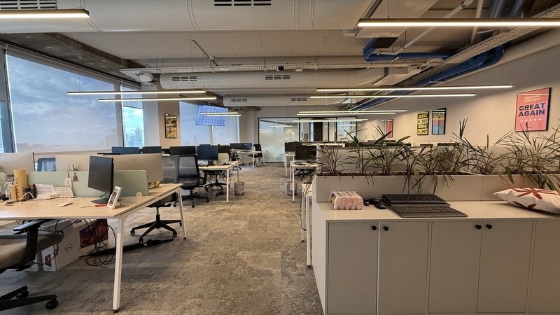 330 מר במגדל מילניום - עמדות עבודה