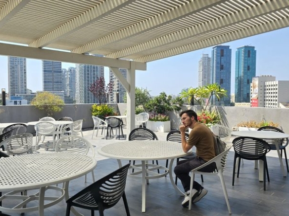 להשכרה בבית אריאל - מרפסת