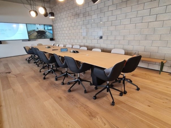 עמדות עבודה ביגאל אלון - חדר ישיבות