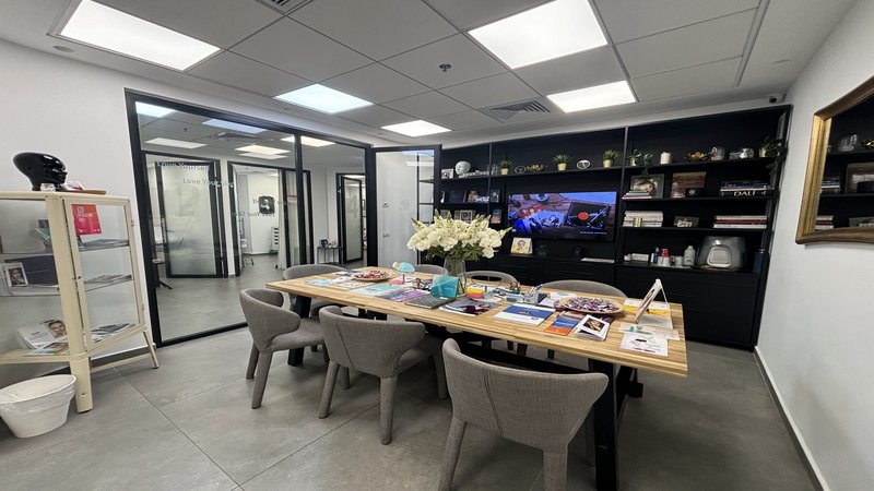 188 מר במגדלי אלון - כניסה