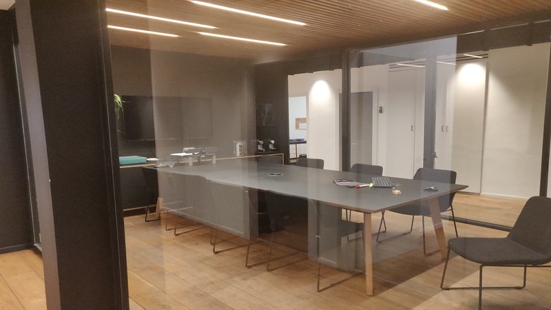 300 מר להשכרה ברוטשילד - חדר ישיבות