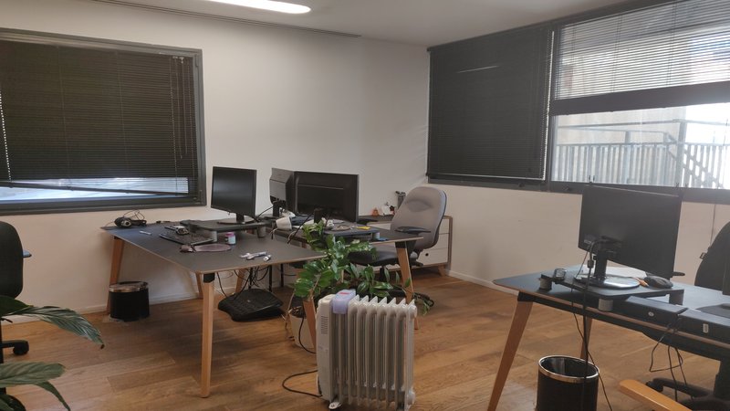 300 מר להשכרה ברוטשילד - עמדות עבודה