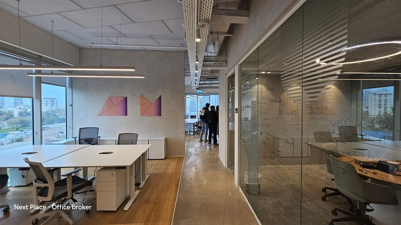 450 מטר במגדל WE - עמדות עבודה