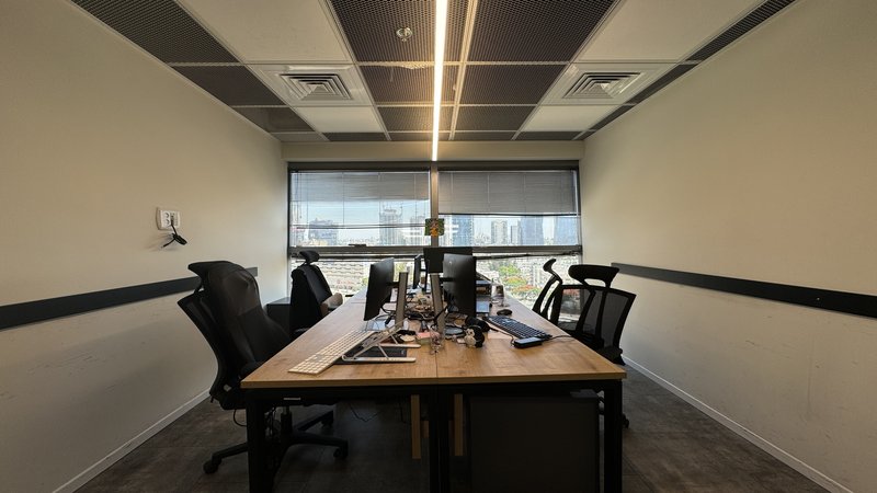 משרד מרוהט בפלטינום - חדר ישיבות עם נוף