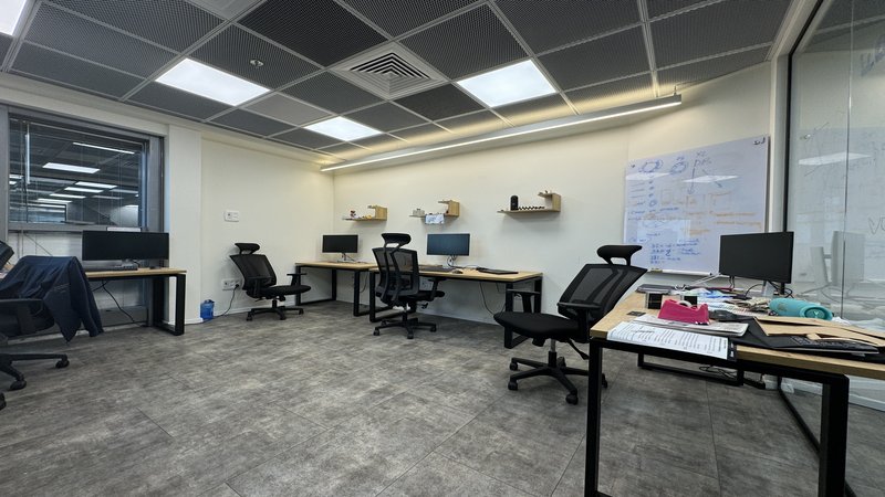 משרד מרוהט בפלטינום - עמדות עבודה