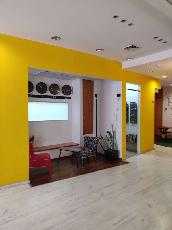 פינת ישיבה משרד קרקע להשכרה בבלפור 15 ת״א, 220 מר